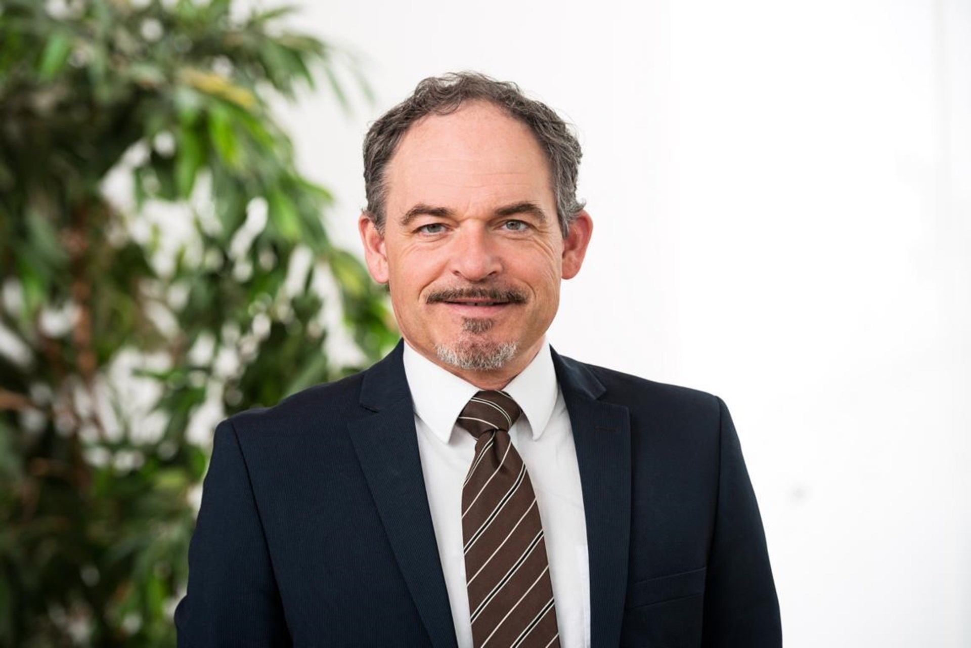 Portraitbild von einem Mann, Hintergrund unscharf