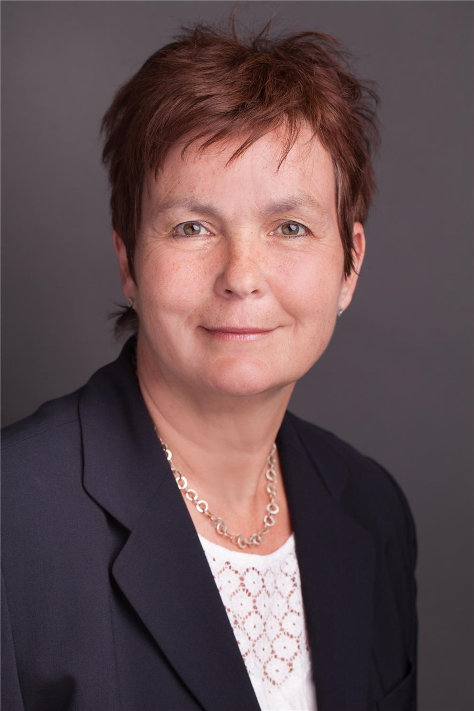 Portrait einer Frau mit kurzen Haaren.