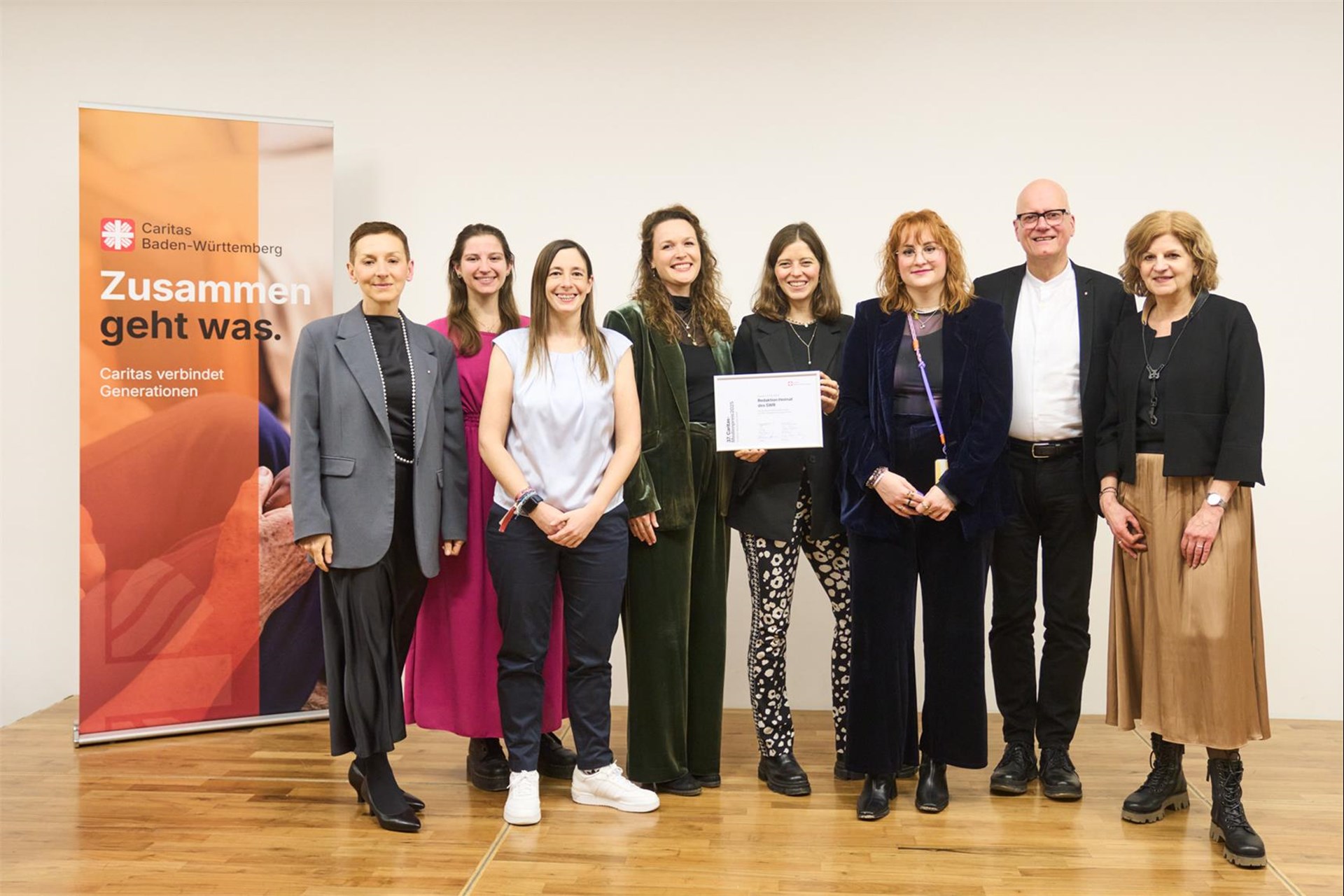 Gruppe von Menschen bei einer Preisverleihung von Caritas Baden-Württemberg.